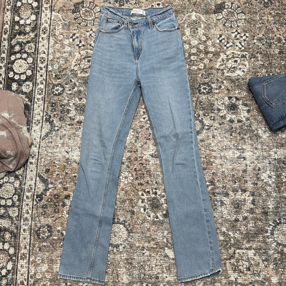 Abercrombie & Fitch - The 90’s Slim Straight Ultra High Rise